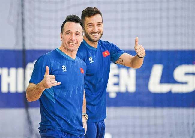 Người chơi đang nghiên cứu luật và tỷ lệ cược